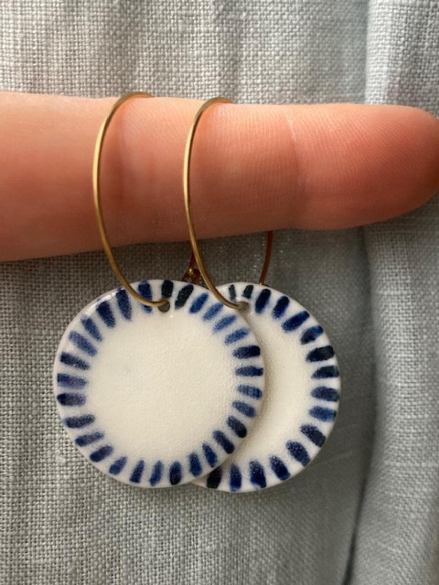 Détails de l’engobe bleu foncé