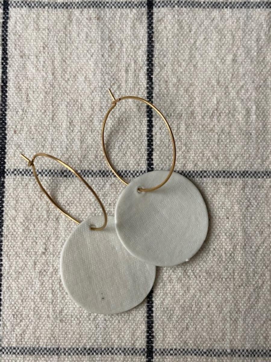 Arrière de la boucle&nbsp;: porcelaine non émaillée