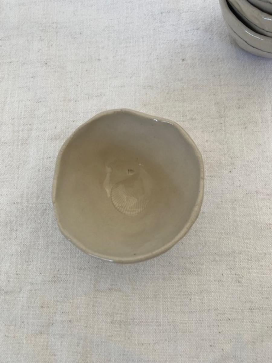Légère impression coquillage dans le fond