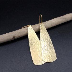 Boucles d’oreilles pierres polies . Collection Archeostories